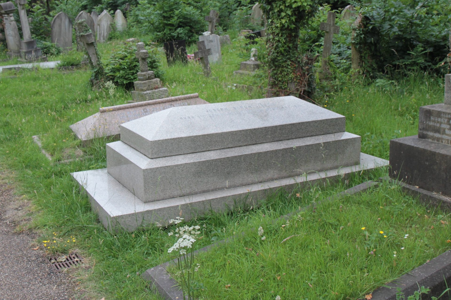 Joseph Lister's tomb, London - 02.JPG